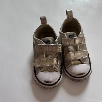 Zapatos Tenis Converse Talla 6 Infantil Niño Pequeño Metálicos Dorado Doble Correa Gancho Lazo Foto 1 de 4