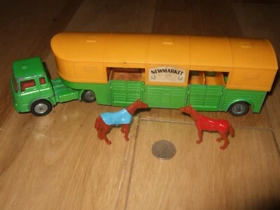 CORGI MAJOR BEDFORD TRACTOR UNIT & ARTICULATED HORSE BOX NEWMARKET STABLES 1104 - Image 1 of 4