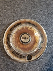 Vintage Rusty Ford Hubcap 14 in. - Picture 1 of 5
