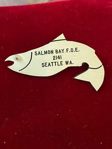 Salmon Bay FOE 2141 Seattle WA Kunststoff Fischform Google Eye Anstecknadel 2,25" - Bild 1 von 2