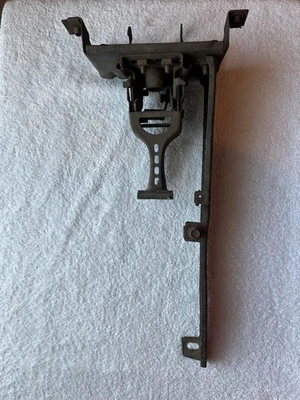 Ford Mustang 1965/1966 pestillo de capó, placa superior y conjunto de soporte Foto 1 de 4