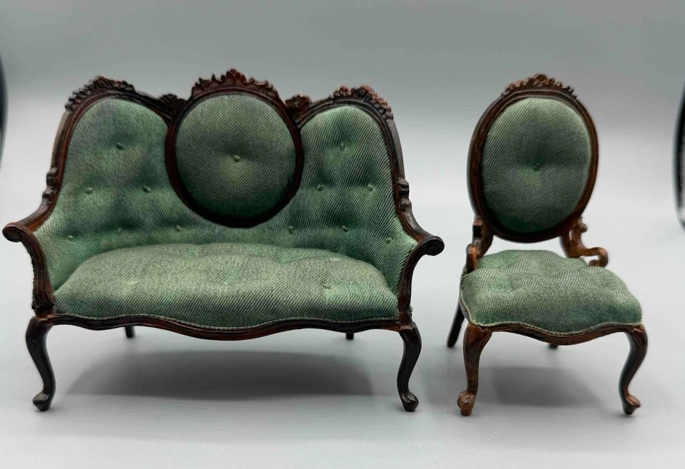 CASA DE MUÑECAS MINIATURA 1:12 BESPAQ SOFÁ VERDE CAOBA Y SILLA LATERAL - LW112A Foto 1 de 4