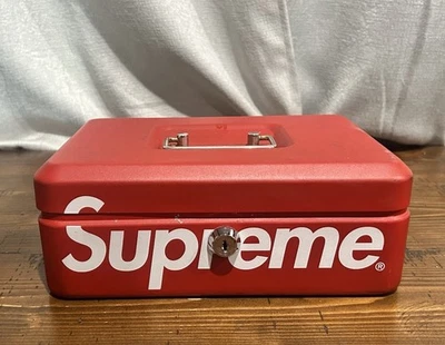 Caja de bloqueo Supreme 2017 con logotipo de metal rojo sin llave Foto 1 de 3