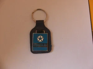 PORTE CLÉ MÉTAL EMAIL ET CUIR CHRYSLER V.I.P JEAN DIZIER PARIS - Picture 1 of 2