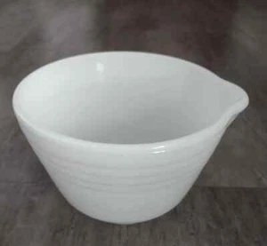 Cuenco mezclador acanalado de vidrio de leche blanco Hamilton Beach de colección con caño hecho en EE. UU. - Imagen 1 de 7