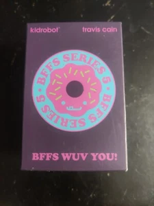 Travis Cain Kidrobot 2019 Bffs Wuv You Serie 5 nuevo sellado - Imagen 1 de 2