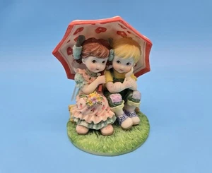 Ceramic Figurine Boy & Girl Under Heart Umbrella - Picture 1 of 2