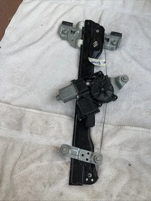 OEM ПЕРЕДНЯЯ ЛЕВАЯ БОКОВАЯ ДВЕРЬ СТЕКЛОПОДЪЕМНИК С ДВИГАТЕЛЕМ CHEVROLET SONIC 2012-2020 - Изображение 1 из 4