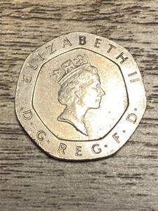 1987 British Queen Elizabeth II 20 Pence Coin - Picture 1 of 2