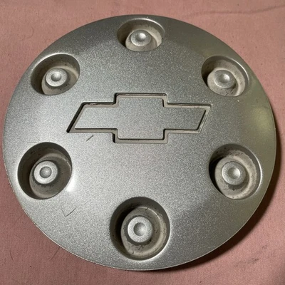 Оригинальный серебристый центральный колпак ступицы колеса для Chevrolet Colorado 2004-2009 годов выпуска 9593979 - Изображение 1 из 4