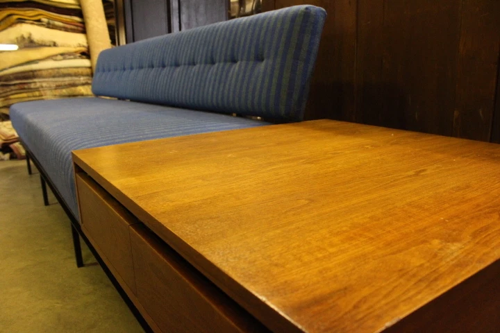 Combinación de sofá/mesa auxiliar Mid-Century diseñada por Florence Knoll 120" de largo Foto 1 de 1