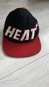 Miami Heat Mütze Kappe Druckknopfleiste Adidas schwarz rot NBA Schreibweise verstellbar - Bild 1 von 3