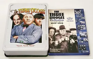 Three Stooges Sammleredition (4-Disc-Set) Metall Dose & Pin & 1937-39 V2 DVD - Bild 1 von 9