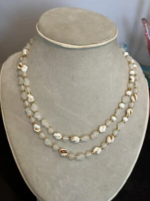 COLLAR DE CUENTAS DOBLE HEBRA LUCITA Y CONCHA CHAPADO EN ORO DE COLECCIÓN - Bisutería Foto 1 de 3