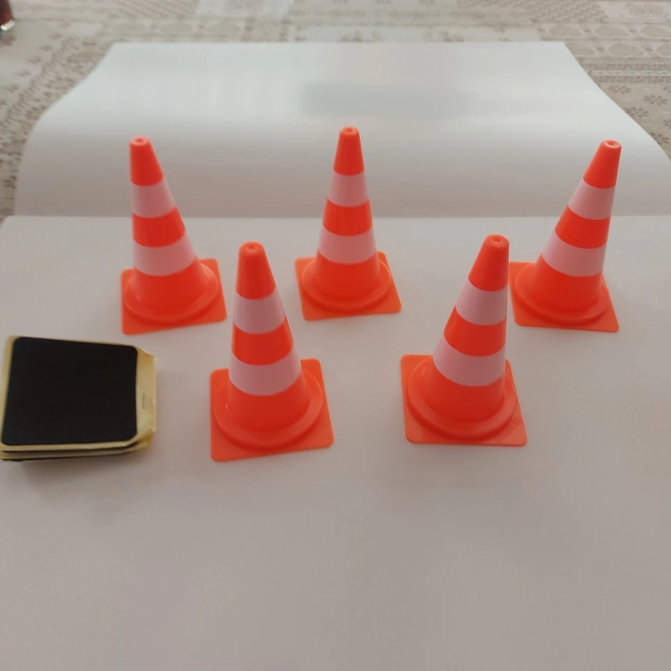 Kyosho Mini-Z 5x Kleine Pilone um einen Parcours abzustecken - Bild 1 von 1