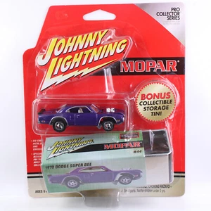 JOHNNY LIGHTNING - MOPAR - 1970 DODGE SUPER BEE + STORAGE TIN - Picture 1 of 2