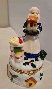  Santa Holding Tiny House- Porcelain Trinket Box 5" - Bild 1 von 5