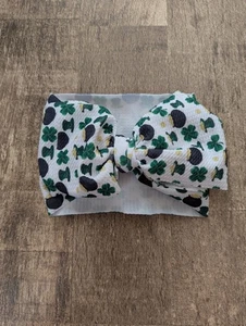 Baby Girl St Patrick's Day Bow - Picture 1 of 2