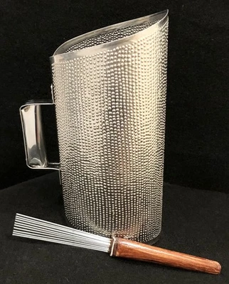 GUIRA DOMINICANA PROFESIONAL 20”X 13” ESTILO REINA CON SU GANCHO INCLUIDO🇩🇴 - Image 1 of 4