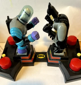 VINTAGE 1995 POCKET PUNCHERS BATMAN vs Mr. Giocattolo Freeze Milton Bradley - Foto 1 di 3