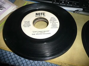 Record 45 Northern Soul The Young Devines en NOTA - Ain't That Sharp 'En muy buen estado+ - Imagen 1 de 3