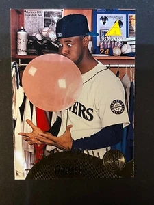 KEN GRIFFEY JR. ~ 1995 Pinnacle #128 ICONIC Blowing Giant Bubble Card NM-MINT - Picture 1 of 1