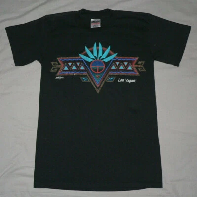 CAMISETA DE COLECCIÓN AÑOS 90 IMPRESIÓN ARTÍSTICA SUROESTE Talla M ONEITA HECHA EN EE. UU. LAS VEGAS PUNTADA ÚNICA Foto 1 de 3