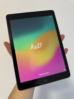 Apple iPad 6. Generation IOS 32GB WLAN 24,64 cm (9,7 Zoll) Spacegrau - Sehr Gut - Bild 1 von 4