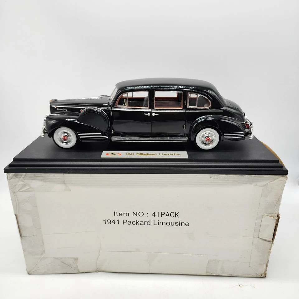 1941 Packard Limousine Signature Models 1:18 Diecast Car Black *Broken Mirror* - Image 1 of 4