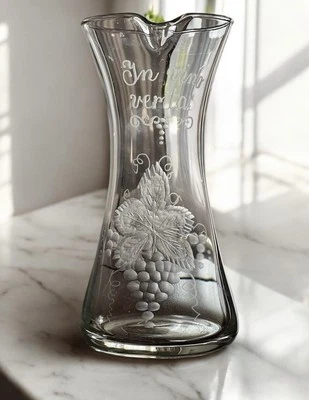 Große Handgeschliffene Kristallglas-Weinkaraffe Art Deco „In Vino Veritas” - Bild 1 von 4