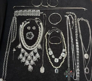 Vintage Jewelry Signed Lot Goldette Avon Trifari Coro Monet, Sarah Cov 22 Pcs - Picture 1 of 24