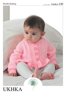 UKHKA 130 cardigan e maglione bambino modello a maglia in DK - 12-20" (31-51 cm) - Foto 1 di 3