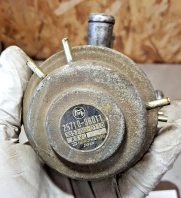 76-78 TOYOTA HILUX CELICA SMOG VACUUM AIR SWITCHING VALVE VACUUM 20R 25710-38011 - Image 1 of 4