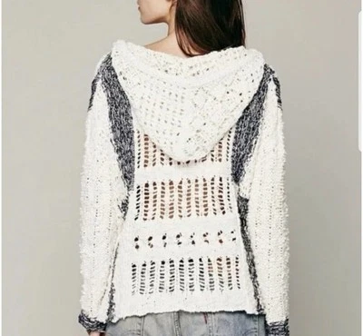 Suéter con Capucha FREE PEOPLE Crochet Azul Marfil Grande Minorista $148 Playa Foto 1 de 4