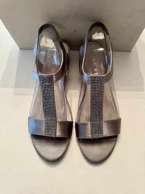 Anne Klein T 型带银色/水钻低楔形凉鞋莫莉尺寸 10M(二手) — 第 1/4 张图片