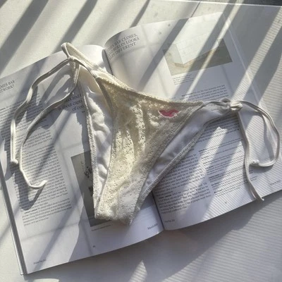 Parte inferior de bikini Hollister de encaje blanco con correas de corbata Foto 1 de 4