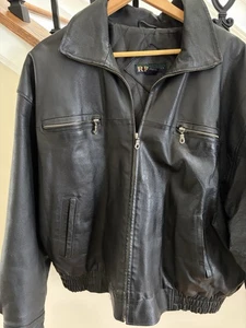 VINTAGE R&R CASUALS LEDER SCHWARZ BOMBER HERREN JACKE GRÖSSE L GEBRAUCHT, IN EINWANDFREIEM ZUSTAND - Bild 1 von 8