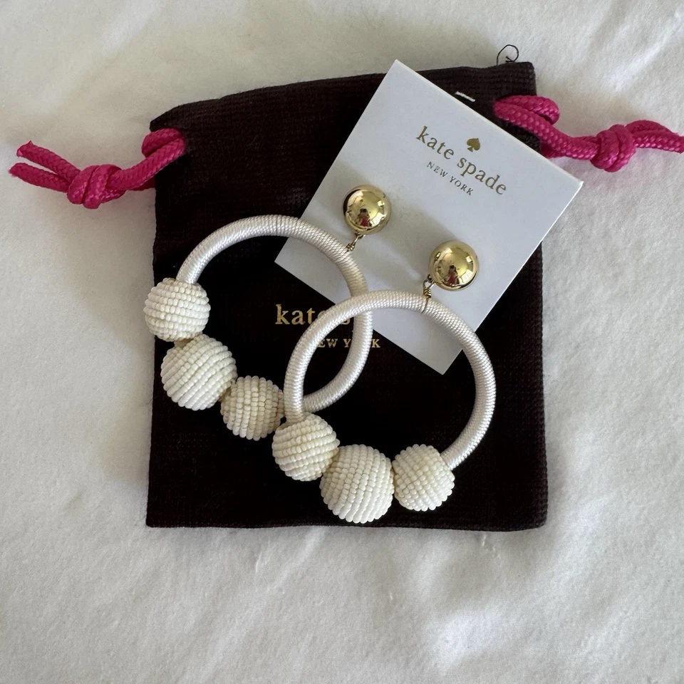 Pendientes de aro Kate Spade New York The Bead Goes On con cuentas blancas Foto 1 de 4