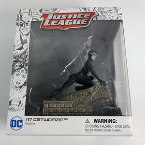 Schleich DC Justice League #17 Catwoman Hand Painted Figure Toy 22552 Box Damage - Picture 1 of 8