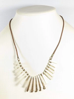 Collar con cordón marrón barra concha blanca tono bronce marca Lucky 20 pulgadas Foto 1 de 4