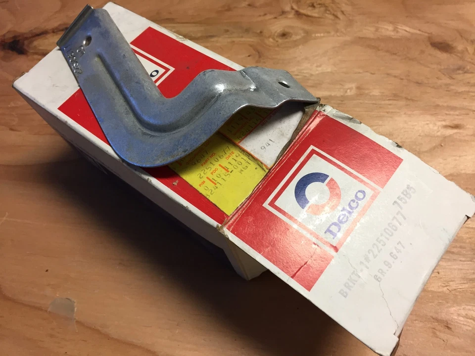 1981-90 BUICK ELECTRA NOS A/C DELCO SOPORTE DE MONTAJE DE ANTENA INFERIOR 22510677 Foto 1 de 2