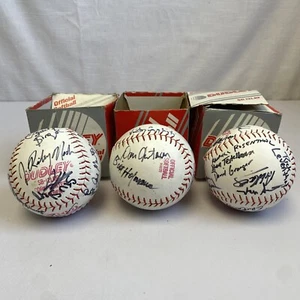 Tre palloni da baseball firmati da East Hampton artisti e scrittori gioco di beneficenza softball - Foto 1 di 13