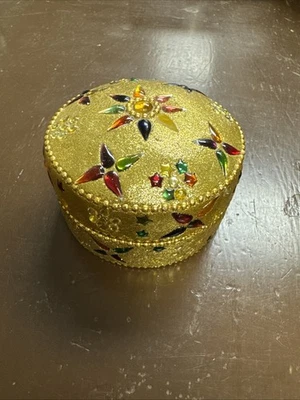 Caja decorativa de metal dorado Kumkum caja baratija espejo y piedra trabajo  Foto 1 de 4