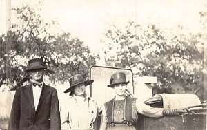 Postal: RPPC Hombre desconocido y dos mujeres en coche, años 20 - Imagen 1 de 2