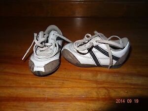 Sneaker shoes toddler size 4   Boys 