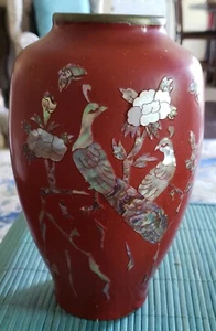 VINTAGE KOREAN ENAMELED BRASS VASE PEACOCKS FLOWERS & BUTTERFLIES ๐ฆ - Picture 1 of 9
