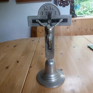 altes STANDKREUZ aus Metall mit eingefügtem Holzkruzifix, schlicht - Bild 1 von 5