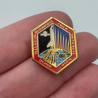 De colección NASA STS 110 Transbordador Espacial Misión Tripulación Parche Esmalte Solapa Pin Hexágono Foto 1 de 3