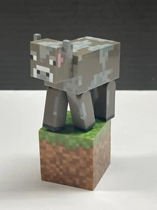 Figura de acción MINECRAFT Mojang vaca de granja gris con bloque de hierba tamaño: 2,5" y 1,5" - Imagen 1 de 7