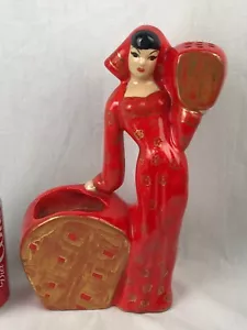 Antigua estatuilla de cerámica de los años 30 florero de riego mujer en vestido rojo detalles dorados - Imagen 1 de 12